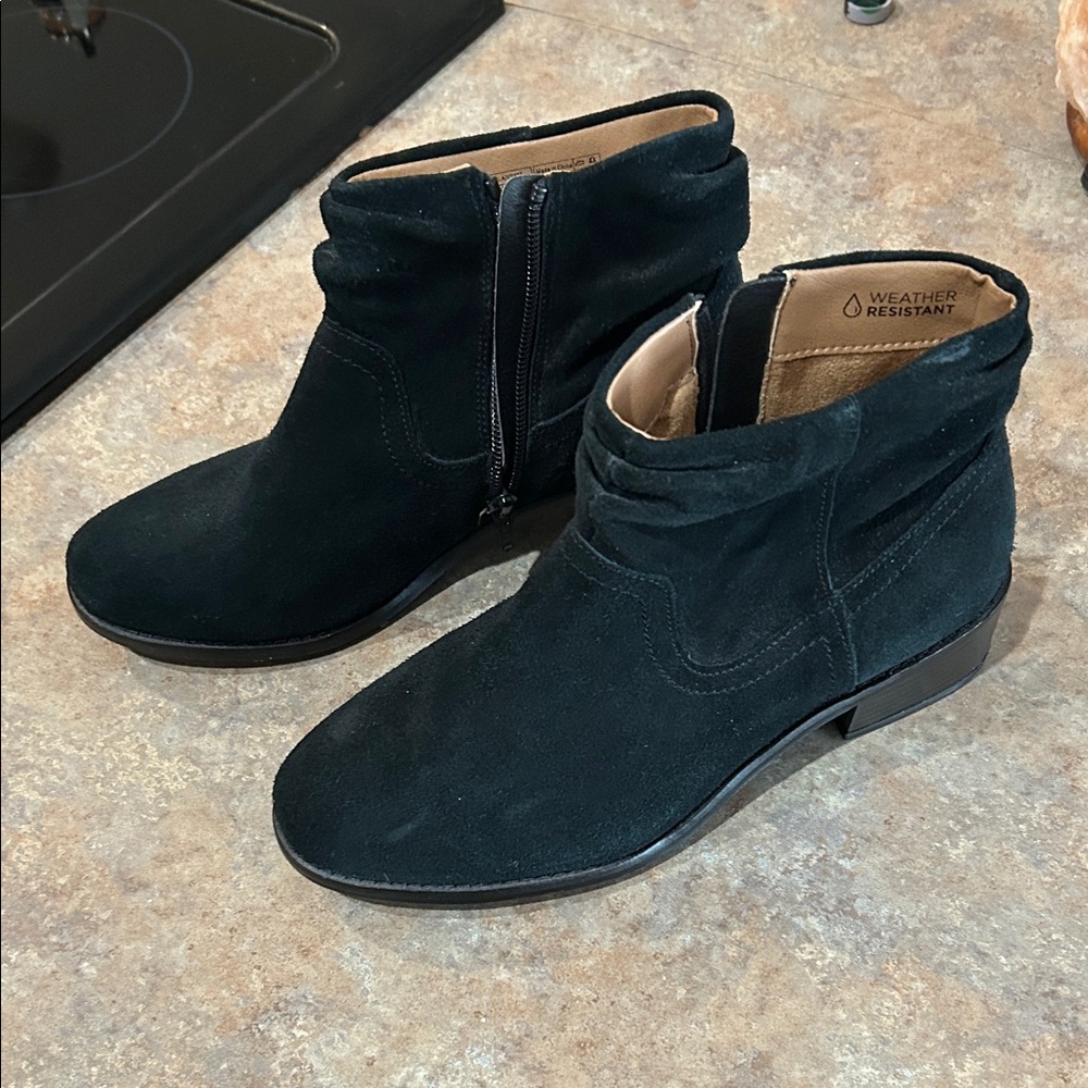 VIONIC Women's Black Weather Resistant Ankle Boots